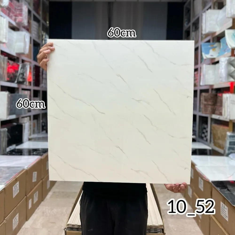 ومی پشت چسبدار کاملا قابل شستشو میباشد.سبک و قابل برش با قیچی و کاتر، قابل نصب روی گچ رنگ و هرگونه سطح صاف دیگر. ضخامت 3 میلیمتر میباشد.براحتی میتوان در مناطق مرطوب استفاده کرد.ابعاد هر ورق 60*60 سانتیمتر با توجه به سادگی و سهولت در نصب و همچنین سبکی و خاصیت آکوستیک و قابلیت ضد ضربه بودن یکی از پرفروشترین انواع دیوارپوش سه بعدی در بازار ایران است. برا محاسبه تعداد مورد نیاز مساحت دیوار را ضربدر سه کنید.