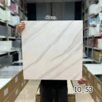 ومی پشت چسبدار  کاملا قابل شستشو میباشد.سبک و قابل برش با قیچی و کاتر، قابل نصب روی گچ رنگ و هرگونه سطح صاف دیگر. ضخامت 3 میلیمتر میباشد.براحتی میتوان در مناطق مرطوب استفاده کرد.ابعاد هر ورق  60*60 سانتیمتر با توجه به سادگی و سهولت در نصب و همچنین سبکی و خاصیت آکوستیک و قابلیت ضد ضربه بودن یکی از پرفروشترین انواع دیوارپوش سه بعدی در بازار ایران است. برا محاسبه تعداد مورد نیاز مساحت دیوار را ضربدر سه کنید.