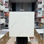 ومی پشت چسبدار  کاملا قابل شستشو میباشد.سبک و قابل برش با قیچی و کاتر، قابل نصب روی گچ رنگ و هرگونه سطح صاف دیگر. ضخامت 3 میلیمتر میباشد.براحتی میتوان در مناطق مرطوب استفاده کرد.ابعاد هر ورق  60*60 سانتیمتر با توجه به سادگی و سهولت در نصب و همچنین سبکی و خاصیت آکوستیک و قابلیت ضد ضربه بودن یکی از پرفروشترین انواع دیوارپوش سه بعدی در بازار ایران است. برا محاسبه تعداد مورد نیاز مساحت دیوار را ضربدر سه کنید.