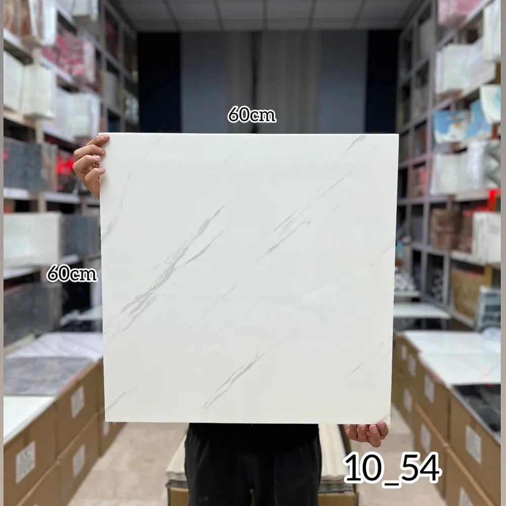 ومی پشت چسبدار کاملا قابل شستشو میباشد.سبک و قابل برش با قیچی و کاتر، قابل نصب روی گچ رنگ و هرگونه سطح صاف دیگر. ضخامت 3 میلیمتر میباشد.براحتی میتوان در مناطق مرطوب استفاده کرد.ابعاد هر ورق 60*60 سانتیمتر با توجه به سادگی و سهولت در نصب و همچنین سبکی و خاصیت آکوستیک و قابلیت ضد ضربه بودن یکی از پرفروشترین انواع دیوارپوش سه بعدی در بازار ایران است. برا محاسبه تعداد مورد نیاز مساحت دیوار را ضربدر سه کنید.