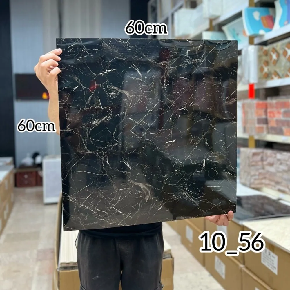 ومی پشت چسبدار  کاملا قابل شستشو میباشد.سبک و قابل برش با قیچی و کاتر، قابل نصب روی گچ رنگ و هرگونه سطح صاف دیگر. ضخامت 3 میلیمتر میباشد.براحتی میتوان در مناطق مرطوب استفاده کرد.ابعاد هر ورق  60*60 سانتیمتر با توجه به سادگی و سهولت در نصب و همچنین سبکی و خاصیت آکوستیک و قابلیت ضد ضربه بودن یکی از پرفروشترین انواع دیوارپوش سه بعدی در بازار ایران است. برا محاسبه تعداد مورد نیاز مساحت دیوار را ضربدر سه کنید.