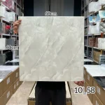 ومی پشت چسبدار  کاملا قابل شستشو میباشد.سبک و قابل برش با قیچی و کاتر، قابل نصب روی گچ رنگ و هرگونه سطح صاف دیگر. ضخامت 3 میلیمتر میباشد.براحتی میتوان در مناطق مرطوب استفاده کرد.ابعاد هر ورق  60*60 سانتیمتر با توجه به سادگی و سهولت در نصب و همچنین سبکی و خاصیت آکوستیک و قابلیت ضد ضربه بودن یکی از پرفروشترین انواع دیوارپوش سه بعدی در بازار ایران است. برا محاسبه تعداد مورد نیاز مساحت دیوار را ضربدر سه کنید.