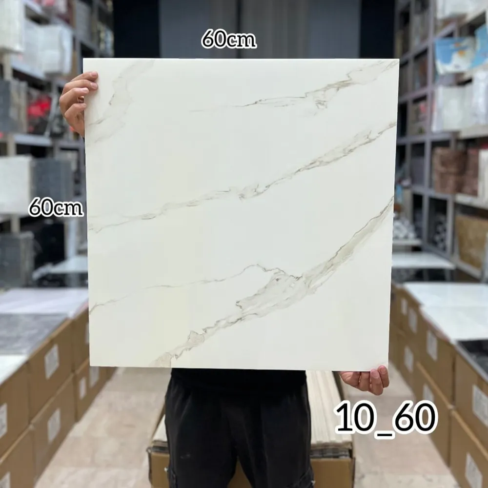 ومی پشت چسبدار کاملا قابل شستشو میباشد.سبک و قابل برش با قیچی و کاتر، قابل نصب روی گچ رنگ و هرگونه سطح صاف دیگر. ضخامت 3 میلیمتر میباشد.براحتی میتوان در مناطق مرطوب استفاده کرد.ابعاد هر ورق 60*60 سانتیمتر با توجه به سادگی و سهولت در نصب و همچنین سبکی و خاصیت آکوستیک و قابلیت ضد ضربه بودن یکی از پرفروشترین انواع دیوارپوش سه بعدی در بازار ایران است. برا محاسبه تعداد مورد نیاز مساحت دیوار را ضربدر سه کنید.