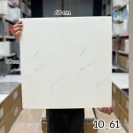 ومی پشت چسبدار  کاملا قابل شستشو میباشد.سبک و قابل برش با قیچی و کاتر، قابل نصب روی گچ رنگ و هرگونه سطح صاف دیگر. ضخامت 3 میلیمتر میباشد.براحتی میتوان در مناطق مرطوب استفاده کرد.ابعاد هر ورق  60*60 سانتیمتر با توجه به سادگی و سهولت در نصب و همچنین سبکی و خاصیت آکوستیک و قابلیت ضد ضربه بودن یکی از پرفروشترین انواع دیوارپوش سه بعدی در بازار ایران است. برا محاسبه تعداد مورد نیاز مساحت دیوار را ضربدر سه کنید.