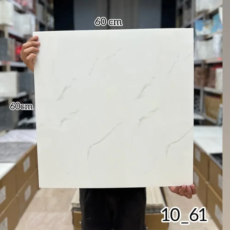 ومی پشت چسبدار  کاملا قابل شستشو میباشد.سبک و قابل برش با قیچی و کاتر، قابل نصب روی گچ رنگ و هرگونه سطح صاف دیگر. ضخامت 3 میلیمتر میباشد.براحتی میتوان در مناطق مرطوب استفاده کرد.ابعاد هر ورق  60*60 سانتیمتر با توجه به سادگی و سهولت در نصب و همچنین سبکی و خاصیت آکوستیک و قابلیت ضد ضربه بودن یکی از پرفروشترین انواع دیوارپوش سه بعدی در بازار ایران است. برا محاسبه تعداد مورد نیاز مساحت دیوار را ضربدر سه کنید.