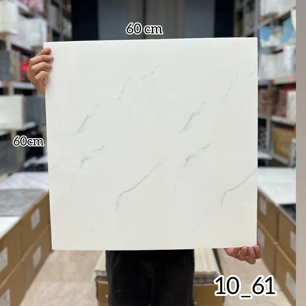 ومی پشت چسبدار کاملا قابل شستشو میباشد.سبک و قابل برش با قیچی و کاتر، قابل نصب روی گچ رنگ و هرگونه سطح صاف دیگر. ضخامت 3 میلیمتر میباشد.براحتی میتوان در مناطق مرطوب استفاده کرد.ابعاد هر ورق 60*60 سانتیمتر با توجه به سادگی و سهولت در نصب و همچنین سبکی و خاصیت آکوستیک و قابلیت ضد ضربه بودن یکی از پرفروشترین انواع دیوارپوش سه بعدی در بازار ایران است. برا محاسبه تعداد مورد نیاز مساحت دیوار را ضربدر سه کنید.