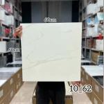 ومی پشت چسبدار  کاملا قابل شستشو میباشد.سبک و قابل برش با قیچی و کاتر، قابل نصب روی گچ رنگ و هرگونه سطح صاف دیگر. ضخامت 3 میلیمتر میباشد.براحتی میتوان در مناطق مرطوب استفاده کرد.ابعاد هر ورق  60*60 سانتیمتر با توجه به سادگی و سهولت در نصب و همچنین سبکی و خاصیت آکوستیک و قابلیت ضد ضربه بودن یکی از پرفروشترین انواع دیوارپوش سه بعدی در بازار ایران است. برا محاسبه تعداد مورد نیاز مساحت دیوار را ضربدر سه کنید.