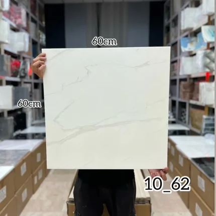 ومی پشت چسبدار  کاملا قابل شستشو میباشد.سبک و قابل برش با قیچی و کاتر، قابل نصب روی گچ رنگ و هرگونه سطح صاف دیگر. ضخامت 3 میلیمتر میباشد.براحتی میتوان در مناطق مرطوب استفاده کرد.ابعاد هر ورق  60*60 سانتیمتر با توجه به سادگی و سهولت در نصب و همچنین سبکی و خاصیت آکوستیک و قابلیت ضد ضربه بودن یکی از پرفروشترین انواع دیوارپوش سه بعدی در بازار ایران است. برا محاسبه تعداد مورد نیاز مساحت دیوار را ضربدر سه کنید.