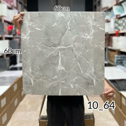 ومی پشت چسبدار  کاملا قابل شستشو میباشد.سبک و قابل برش با قیچی و کاتر، قابل نصب روی گچ رنگ و هرگونه سطح صاف دیگر. ضخامت 3 میلیمتر میباشد.براحتی میتوان در مناطق مرطوب استفاده کرد.ابعاد هر ورق  60*60 سانتیمتر با توجه به سادگی و سهولت در نصب و همچنین سبکی و خاصیت آکوستیک و قابلیت ضد ضربه بودن یکی از پرفروشترین انواع دیوارپوش سه بعدی در بازار ایران است. برا محاسبه تعداد مورد نیاز مساحت دیوار را ضربدر سه کنید.