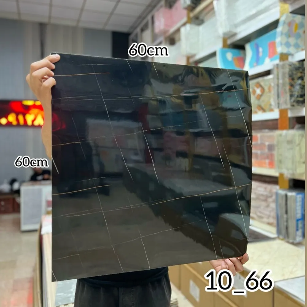 ومی پشت چسبدار  کاملا قابل شستشو میباشد.سبک و قابل برش با قیچی و کاتر، قابل نصب روی گچ رنگ و هرگونه سطح صاف دیگر. ضخامت 3 میلیمتر میباشد.براحتی میتوان در مناطق مرطوب استفاده کرد.ابعاد هر ورق  60*60 سانتیمتر با توجه به سادگی و سهولت در نصب و همچنین سبکی و خاصیت آکوستیک و قابلیت ضد ضربه بودن یکی از پرفروشترین انواع دیوارپوش سه بعدی در بازار ایران است. برا محاسبه تعداد مورد نیاز مساحت دیوار را ضربدر سه کنید.