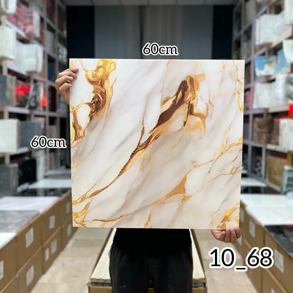 ومی پشت چسبدار  کاملا قابل شستشو میباشد.سبک و قابل برش با قیچی و کاتر، قابل نصب روی گچ رنگ و هرگونه سطح صاف دیگر. ضخامت 3 میلیمتر میباشد.براحتی میتوان در مناطق مرطوب استفاده کرد.ابعاد هر ورق  60*60 سانتیمتر با توجه به سادگی و سهولت در نصب و همچنین سبکی و خاصیت آکوستیک و قابلیت ضد ضربه بودن یکی از پرفروشترین انواع دیوارپوش سه بعدی در بازار ایران است. برا محاسبه تعداد مورد نیاز مساحت دیوار را ضربدر سه کنید.