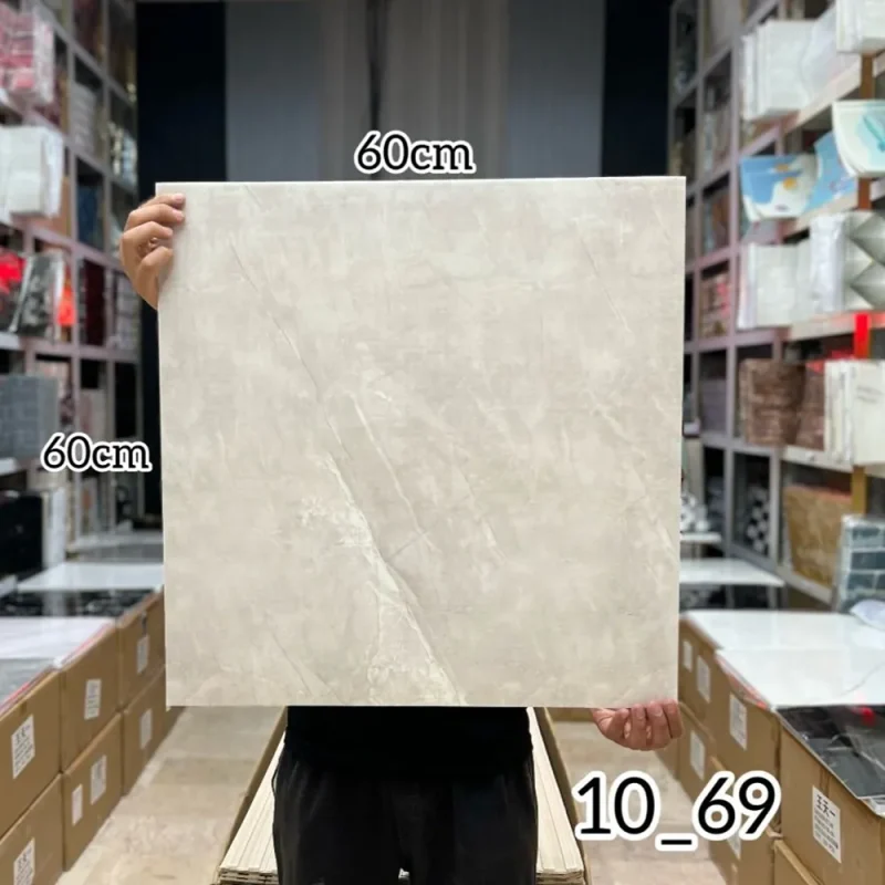 ومی پشت چسبدار کاملا قابل شستشو میباشد.سبک و قابل برش با قیچی و کاتر، قابل نصب روی گچ رنگ و هرگونه سطح صاف دیگر. ضخامت 3 میلیمتر میباشد.براحتی میتوان در مناطق مرطوب استفاده کرد.ابعاد هر ورق 60*60 سانتیمتر با توجه به سادگی و سهولت در نصب و همچنین سبکی و خاصیت آکوستیک و قابلیت ضد ضربه بودن یکی از پرفروشترین انواع دیوارپوش سه بعدی در بازار ایران است. برا محاسبه تعداد مورد نیاز مساحت دیوار را ضربدر سه کنید.