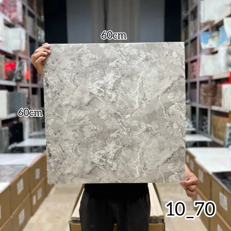 ومی پشت چسبدار کاملا قابل شستشو میباشد.سبک و قابل برش با قیچی و کاتر، قابل نصب روی گچ رنگ و هرگونه سطح صاف دیگر. ضخامت 3 میلیمتر میباشد.براحتی میتوان در مناطق مرطوب استفاده کرد.ابعاد هر ورق 60*60 سانتیمتر با توجه به سادگی و سهولت در نصب و همچنین سبکی و خاصیت آکوستیک و قابلیت ضد ضربه بودن یکی از پرفروشترین انواع دیوارپوش سه بعدی در بازار ایران است. برا محاسبه تعداد مورد نیاز مساحت دیوار را ضربدر سه کنید.