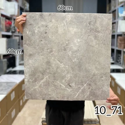 ومی پشت چسبدار  کاملا قابل شستشو میباشد.سبک و قابل برش با قیچی و کاتر، قابل نصب روی گچ رنگ و هرگونه سطح صاف دیگر. ضخامت 3 میلیمتر میباشد.براحتی میتوان در مناطق مرطوب استفاده کرد.ابعاد هر ورق  60*60 سانتیمتر با توجه به سادگی و سهولت در نصب و همچنین سبکی و خاصیت آکوستیک و قابلیت ضد ضربه بودن یکی از پرفروشترین انواع دیوارپوش سه بعدی در بازار ایران است. برا محاسبه تعداد مورد نیاز مساحت دیوار را ضربدر سه کنید.