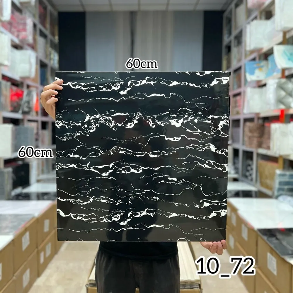 ومی پشت چسبدار  کاملا قابل شستشو میباشد.سبک و قابل برش با قیچی و کاتر، قابل نصب روی گچ رنگ و هرگونه سطح صاف دیگر. ضخامت 3 میلیمتر میباشد.براحتی میتوان در مناطق مرطوب استفاده کرد.ابعاد هر ورق  60*60 سانتیمتر با توجه به سادگی و سهولت در نصب و همچنین سبکی و خاصیت آکوستیک و قابلیت ضد ضربه بودن یکی از پرفروشترین انواع دیوارپوش سه بعدی در بازار ایران است. برا محاسبه تعداد مورد نیاز مساحت دیوار را ضربدر سه کنید.