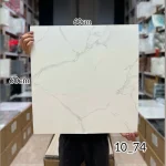 ومی پشت چسبدار  کاملا قابل شستشو میباشد.سبک و قابل برش با قیچی و کاتر، قابل نصب روی گچ رنگ و هرگونه سطح صاف دیگر. ضخامت 3 میلیمتر میباشد.براحتی میتوان در مناطق مرطوب استفاده کرد.ابعاد هر ورق  60*60 سانتیمتر با توجه به سادگی و سهولت در نصب و همچنین سبکی و خاصیت آکوستیک و قابلیت ضد ضربه بودن یکی از پرفروشترین انواع دیوارپوش سه بعدی در بازار ایران است. برا محاسبه تعداد مورد نیاز مساحت دیوار را ضربدر سه کنید.