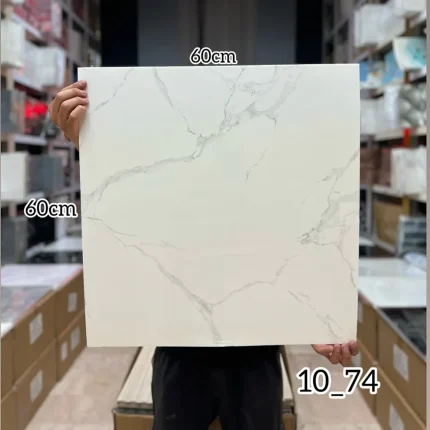 ومی پشت چسبدار  کاملا قابل شستشو میباشد.سبک و قابل برش با قیچی و کاتر، قابل نصب روی گچ رنگ و هرگونه سطح صاف دیگر. ضخامت 3 میلیمتر میباشد.براحتی میتوان در مناطق مرطوب استفاده کرد.ابعاد هر ورق  60*60 سانتیمتر با توجه به سادگی و سهولت در نصب و همچنین سبکی و خاصیت آکوستیک و قابلیت ضد ضربه بودن یکی از پرفروشترین انواع دیوارپوش سه بعدی در بازار ایران است. برا محاسبه تعداد مورد نیاز مساحت دیوار را ضربدر سه کنید.