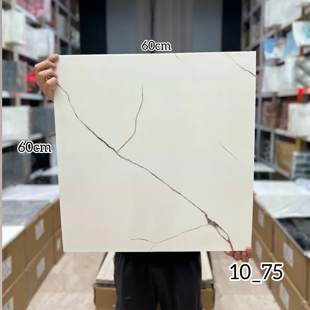 ومی پشت چسبدار کاملا قابل شستشو میباشد.سبک و قابل برش با قیچی و کاتر، قابل نصب روی گچ رنگ و هرگونه سطح صاف دیگر. ضخامت 3 میلیمتر میباشد.براحتی میتوان در مناطق مرطوب استفاده کرد.ابعاد هر ورق 60*60 سانتیمتر با توجه به سادگی و سهولت در نصب و همچنین سبکی و خاصیت آکوستیک و قابلیت ضد ضربه بودن یکی از پرفروشترین انواع دیوارپوش سه بعدی در بازار ایران است. برا محاسبه تعداد مورد نیاز مساحت دیوار را ضربدر سه کنید.