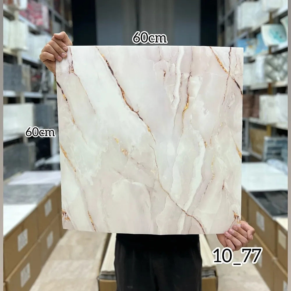 ومی پشت چسبدار کاملا قابل شستشو میباشد.سبک و قابل برش با قیچی و کاتر، قابل نصب روی گچ رنگ و هرگونه سطح صاف دیگر. ضخامت 3 میلیمتر میباشد.براحتی میتوان در مناطق مرطوب استفاده کرد.ابعاد هر ورق 60*60 سانتیمتر با توجه به سادگی و سهولت در نصب و همچنین سبکی و خاصیت آکوستیک و قابلیت ضد ضربه بودن یکی از پرفروشترین انواع دیوارپوش سه بعدی در بازار ایران است. برا محاسبه تعداد مورد نیاز مساحت دیوار را ضربدر سه کنید.