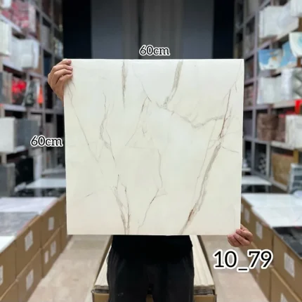 ومی پشت چسبدار  کاملا قابل شستشو میباشد.سبک و قابل برش با قیچی و کاتر، قابل نصب روی گچ رنگ و هرگونه سطح صاف دیگر. ضخامت 3 میلیمتر میباشد.براحتی میتوان در مناطق مرطوب استفاده کرد.ابعاد هر ورق  60*60 سانتیمتر با توجه به سادگی و سهولت در نصب و همچنین سبکی و خاصیت آکوستیک و قابلیت ضد ضربه بودن یکی از پرفروشترین انواع دیوارپوش سه بعدی در بازار ایران است. برا محاسبه تعداد مورد نیاز مساحت دیوار را ضربدر سه کنید.