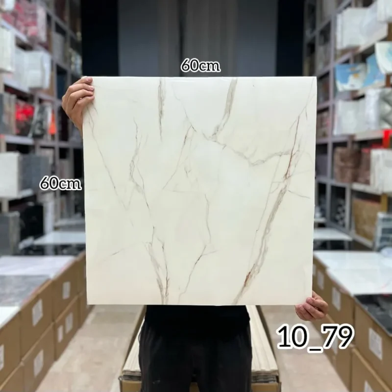 ومی پشت چسبدار کاملا قابل شستشو میباشد.سبک و قابل برش با قیچی و کاتر، قابل نصب روی گچ رنگ و هرگونه سطح صاف دیگر. ضخامت 3 میلیمتر میباشد.براحتی میتوان در مناطق مرطوب استفاده کرد.ابعاد هر ورق 60*60 سانتیمتر با توجه به سادگی و سهولت در نصب و همچنین سبکی و خاصیت آکوستیک و قابلیت ضد ضربه بودن یکی از پرفروشترین انواع دیوارپوش سه بعدی در بازار ایران است. برا محاسبه تعداد مورد نیاز مساحت دیوار را ضربدر سه کنید.