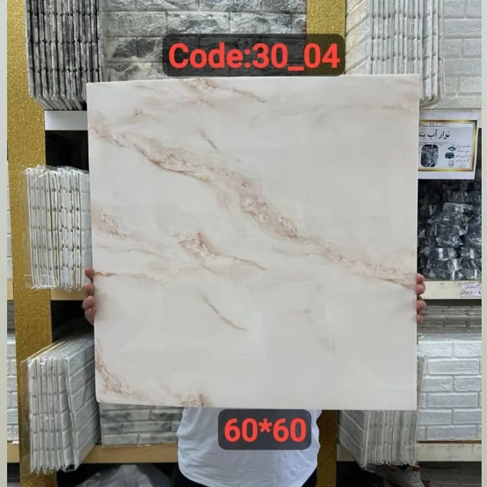 ومی پشت چسبدار کاملا قابل شستشو میباشد.سبک و قابل برش با قیچی و کاتر، قابل نصب روی گچ رنگ و هرگونه سطح صاف دیگر. ضخامت 3 میلیمتر میباشد.براحتی میتوان در مناطق مرطوب استفاده کرد.ابعاد هر ورق 60*60 سانتیمتر با توجه به سادگی و سهولت در نصب و همچنین سبکی و خاصیت آکوستیک و قابلیت ضد ضربه بودن یکی از پرفروشترین انواع دیوارپوش سه بعدی در بازار ایران است. برا محاسبه تعداد مورد نیاز مساحت دیوار را ضربدر سه کنید.