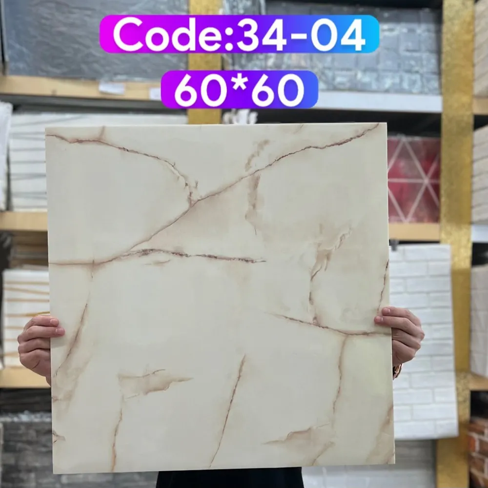 ومی پشت چسبدار  کاملا قابل شستشو میباشد.سبک و قابل برش با قیچی و کاتر، قابل نصب روی گچ رنگ و هرگونه سطح صاف دیگر. ضخامت 3 میلیمتر میباشد.براحتی میتوان در مناطق مرطوب استفاده کرد.ابعاد هر ورق  60*60 سانتیمتر با توجه به سادگی و سهولت در نصب و همچنین سبکی و خاصیت آکوستیک و قابلیت ضد ضربه بودن یکی از پرفروشترین انواع دیوارپوش سه بعدی در بازار ایران است. برا محاسبه تعداد مورد نیاز مساحت دیوار را ضربدر سه کنید.