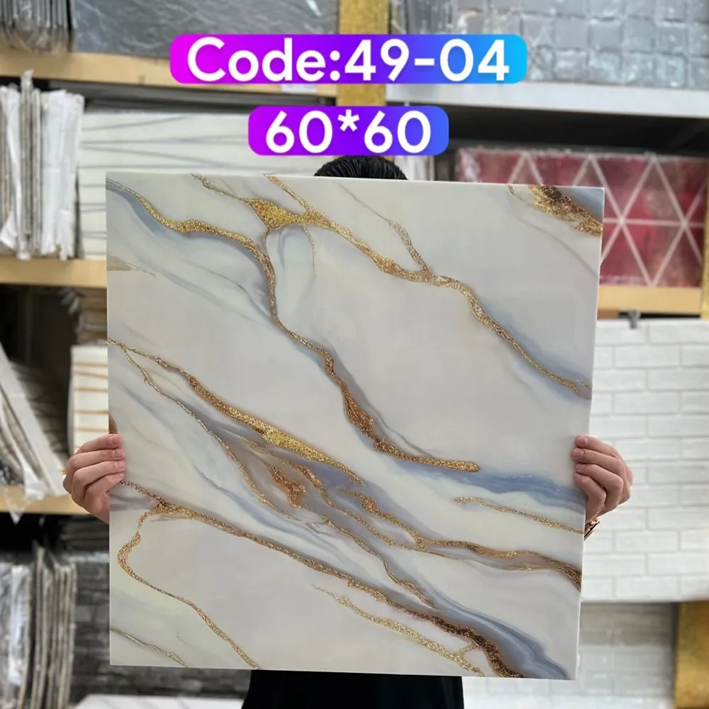 ومی پشت چسبدار کاملا قابل شستشو میباشد.سبک و قابل برش با قیچی و کاتر، قابل نصب روی گچ رنگ و هرگونه سطح صاف دیگر. ضخامت 3 میلیمتر میباشد.براحتی میتوان در مناطق مرطوب استفاده کرد.ابعاد هر ورق 60*60 سانتیمتر با توجه به سادگی و سهولت در نصب و همچنین سبکی و خاصیت آکوستیک و قابلیت ضد ضربه بودن یکی از پرفروشترین انواع دیوارپوش سه بعدی در بازار ایران است. برا محاسبه تعداد مورد نیاز مساحت دیوار را ضربدر سه کنید.