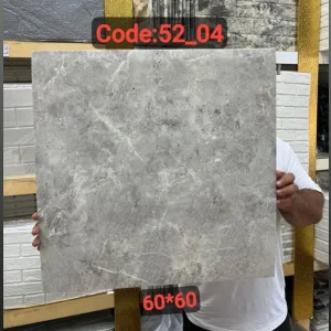 ومی پشت چسبدار کاملا قابل شستشو میباشد.سبک و قابل برش با قیچی و کاتر، قابل نصب روی گچ رنگ و هرگونه سطح صاف دیگر. ضخامت 3 میلیمتر میباشد.براحتی میتوان در مناطق مرطوب استفاده کرد.ابعاد هر ورق 60*60 سانتیمتر با توجه به سادگی و سهولت در نصب و همچنین سبکی و خاصیت آکوستیک و قابلیت ضد ضربه بودن یکی از پرفروشترین انواع دیوارپوش سه بعدی در بازار ایران است. برا محاسبه تعداد مورد نیاز مساحت دیوار را ضربدر سه کنید.