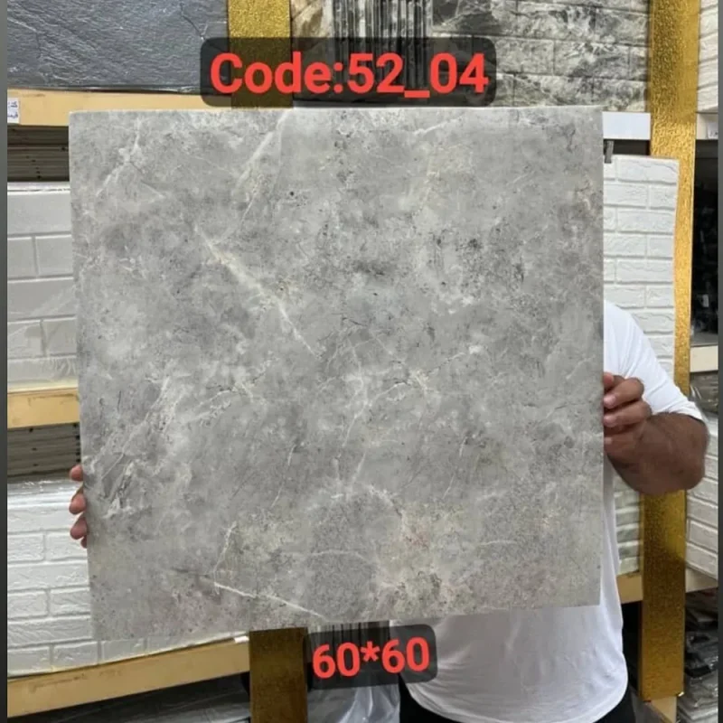 ومی پشت چسبدار کاملا قابل شستشو میباشد.سبک و قابل برش با قیچی و کاتر، قابل نصب روی گچ رنگ و هرگونه سطح صاف دیگر. ضخامت 3 میلیمتر میباشد.براحتی میتوان در مناطق مرطوب استفاده کرد.ابعاد هر ورق 60*60 سانتیمتر با توجه به سادگی و سهولت در نصب و همچنین سبکی و خاصیت آکوستیک و قابلیت ضد ضربه بودن یکی از پرفروشترین انواع دیوارپوش سه بعدی در بازار ایران است. برا محاسبه تعداد مورد نیاز مساحت دیوار را ضربدر سه کنید.