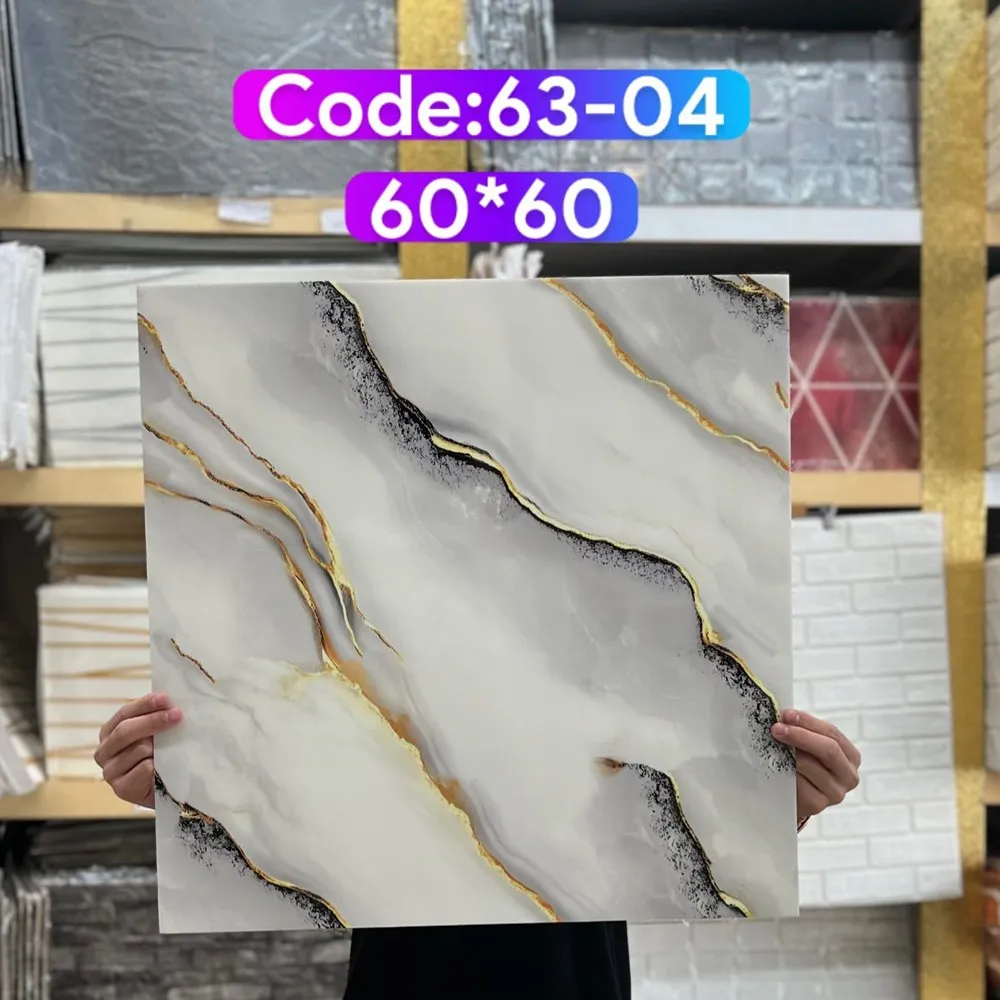 ومی پشت چسبدار  کاملا قابل شستشو میباشد.سبک و قابل برش با قیچی و کاتر، قابل نصب روی گچ رنگ و هرگونه سطح صاف دیگر. ضخامت 3 میلیمتر میباشد.براحتی میتوان در مناطق مرطوب استفاده کرد.ابعاد هر ورق  60*60 سانتیمتر با توجه به سادگی و سهولت در نصب و همچنین سبکی و خاصیت آکوستیک و قابلیت ضد ضربه بودن یکی از پرفروشترین انواع دیوارپوش سه بعدی در بازار ایران است. برا محاسبه تعداد مورد نیاز مساحت دیوار را ضربدر سه کنید.