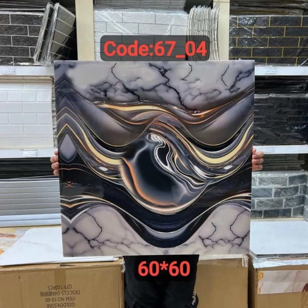 ومی پشت چسبدار  کاملا قابل شستشو میباشد.سبک و قابل برش با قیچی و کاتر، قابل نصب روی گچ رنگ و هرگونه سطح صاف دیگر. ضخامت 3 میلیمتر میباشد.براحتی میتوان در مناطق مرطوب استفاده کرد.ابعاد هر ورق  60*60 سانتیمتر با توجه به سادگی و سهولت در نصب و همچنین سبکی و خاصیت آکوستیک و قابلیت ضد ضربه بودن یکی از پرفروشترین انواع دیوارپوش سه بعدی در بازار ایران است. برا محاسبه تعداد مورد نیاز مساحت دیوار را ضربدر سه کنید.