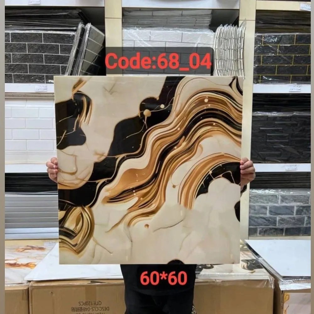 ومی پشت چسبدار  کاملا قابل شستشو میباشد.سبک و قابل برش با قیچی و کاتر، قابل نصب روی گچ رنگ و هرگونه سطح صاف دیگر. ضخامت 3 میلیمتر میباشد.براحتی میتوان در مناطق مرطوب استفاده کرد.ابعاد هر ورق  60*60 سانتیمتر با توجه به سادگی و سهولت در نصب و همچنین سبکی و خاصیت آکوستیک و قابلیت ضد ضربه بودن یکی از پرفروشترین انواع دیوارپوش سه بعدی در بازار ایران است. برا محاسبه تعداد مورد نیاز مساحت دیوار را ضربدر سه کنید.